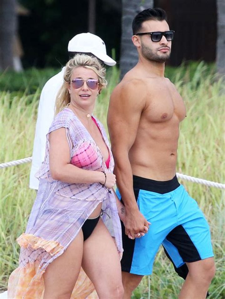 Britney Spears Models New Orange Bikini While Having ‘Fun In The Sun’ With Sam Asghari: Watch