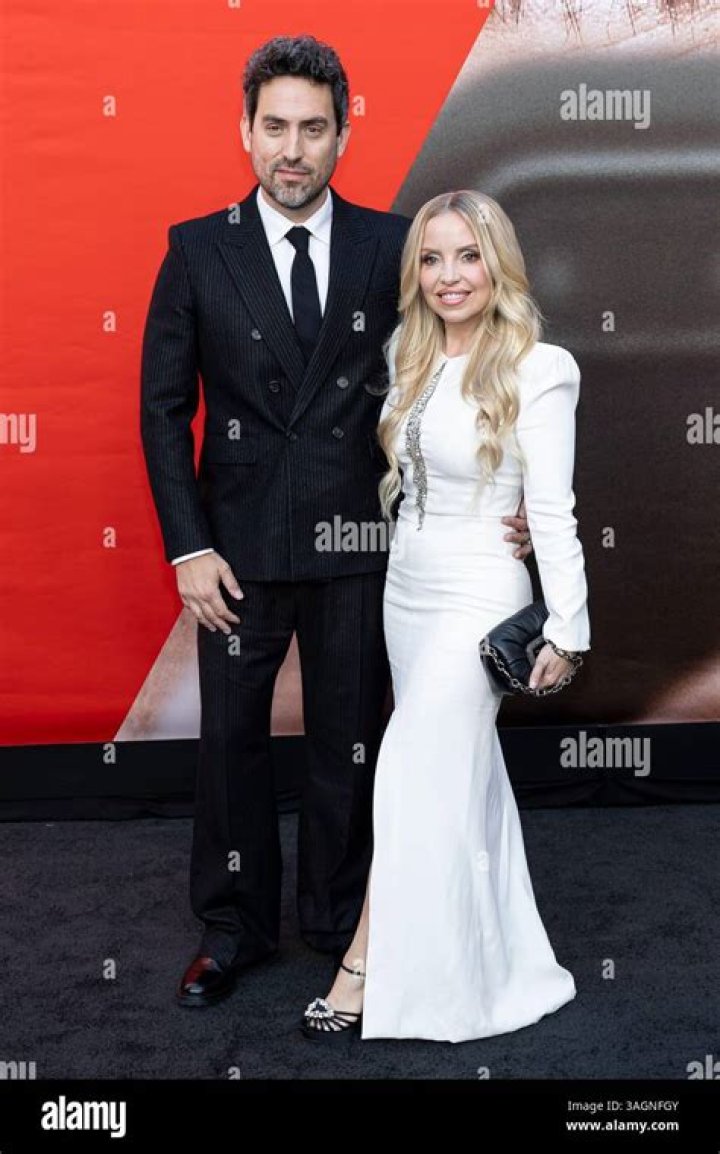 TV Stars Cuddle And Show PDA At Oscars – Hollywood Life