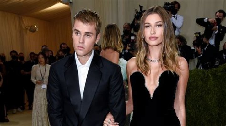 Justin Bieber's 'Mistletoe' Girlfriend Revealed! – Hollywood Life