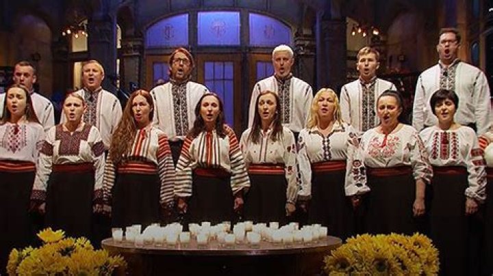 Kate McKinnon & Cecily Strong Lead Emotional Choir Tribute To Ukraine On ‘SNL’