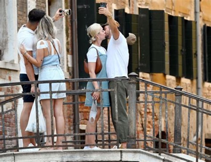 Katy Perry & Orlando Bloom Share A Passionate Kiss While Snapping A Selfie In Venice — See Pic